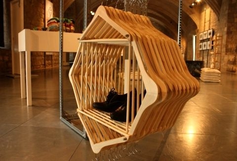 подвесная этажерка, сделаная из множества деревянных вешалок