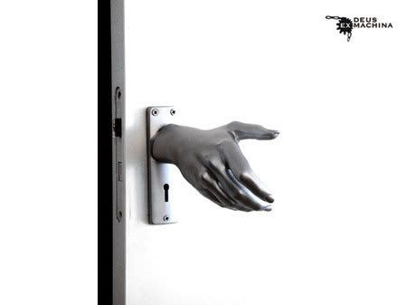 Рукопожатие с дверью