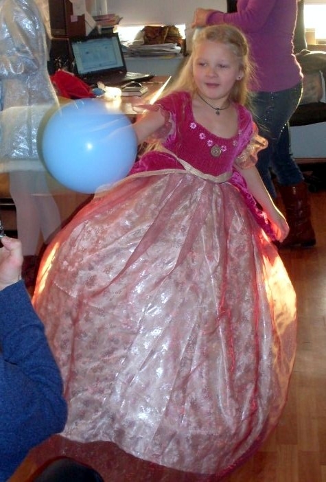 7 лет сшить себе костюм принцессы.