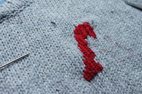 Буква на готовом свитере (