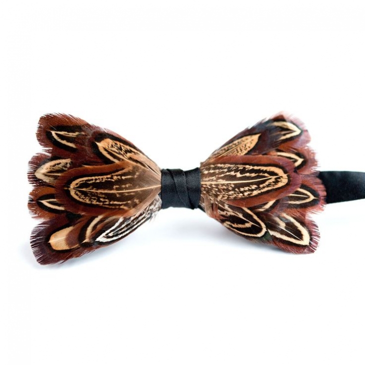 Галстук - бабочка с перьями