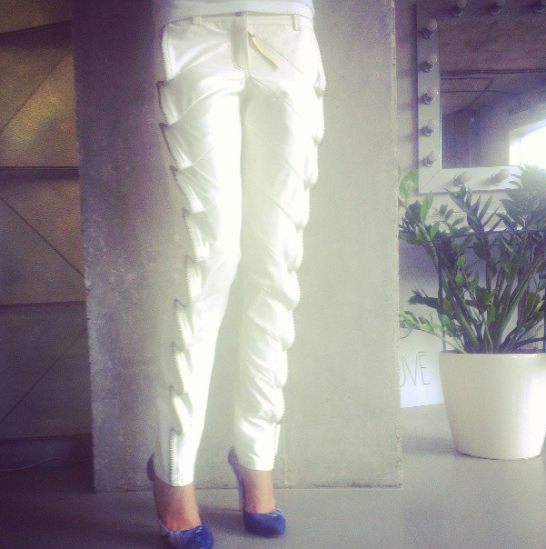 Белые брюки с декором застежкой молнией
