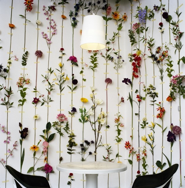 как необычно украсить цветами интерьер стену