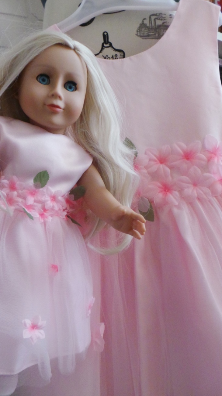 &quot;Кукла Миа&quot; - это сайт с оригинальными подарками для девочек. Там выбирается похожая на вашу дочь кукла (нужный цвет волос, глаз, прическа), и одежда для них (от обычной прогулочной или спортивной до экстра-нарядной). В итоге получаете: хорошая качественная кукла, хорошо сшитая одежда из натуральных материалов для девочки + точно такая же одежда на кукле, которая и без того похожа на ребенка.