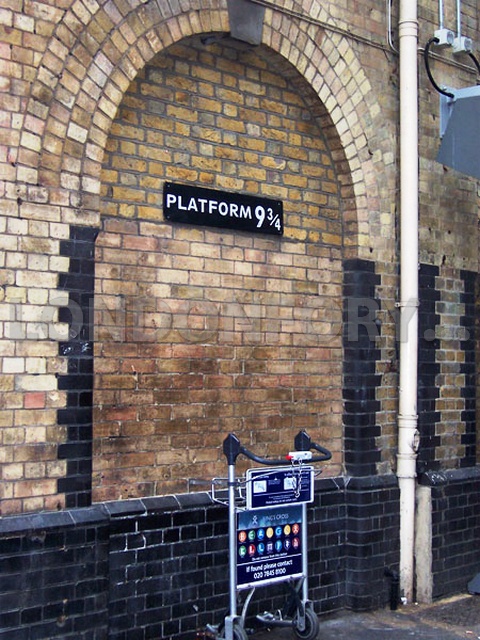 фото той самой знаменитой платформы 9 и 3/4 вокзала Кингс-Кросс, которая стала культовым местом для туристов и любителей Поттерианы в Лондоне
