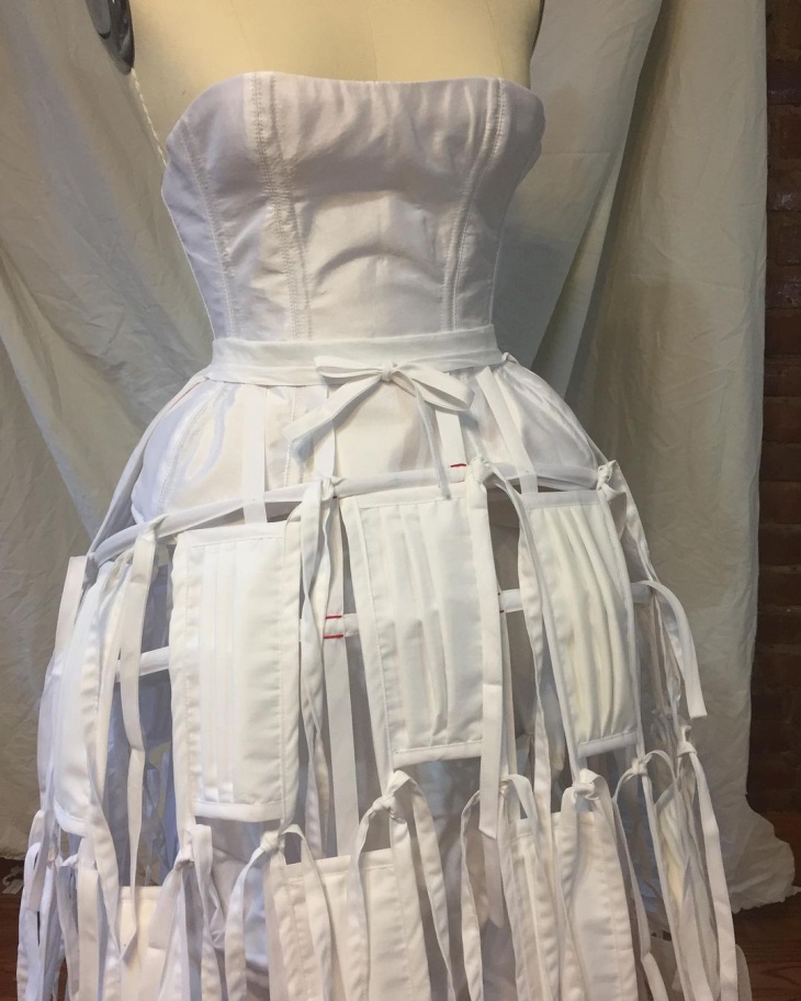 Свадебное платье из медицинских масок