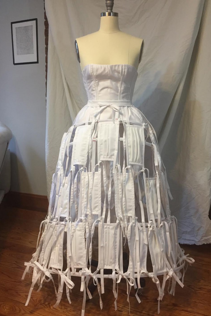 Свадебное платье из медицинских масок и рукава на кольцах