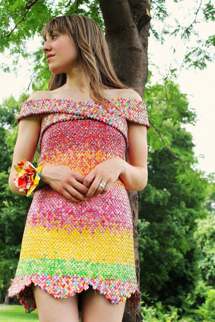 платье из обёрток жевательных конфеток Starburst ушло 10 000 фантиков.