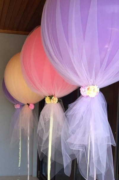 Воздушные шары, украшенные тюлем