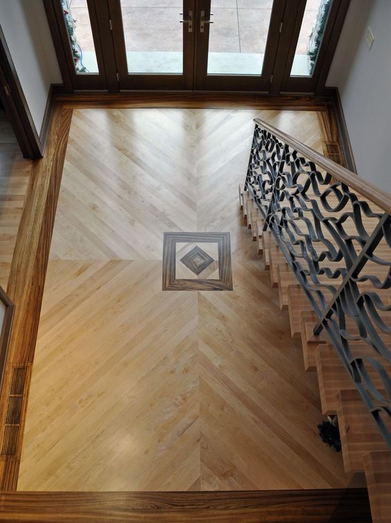 Примеры оригинально застеленных  деревянных полов в узких коридорах