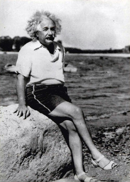 Альберт Эйнштейн на пляже