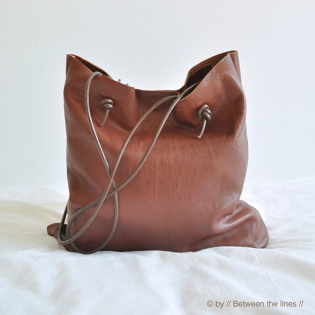 Мастер-класс по пошиву очень простой и по выполнению и по внешнему виду сумки из плотной кожи: