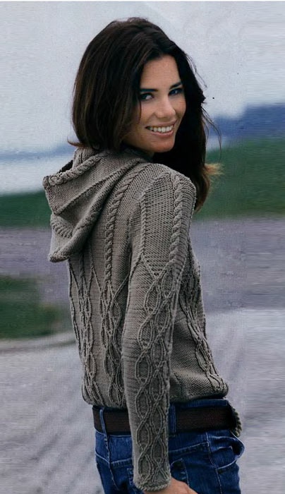 Вязаный женский пуловер с капюшоном