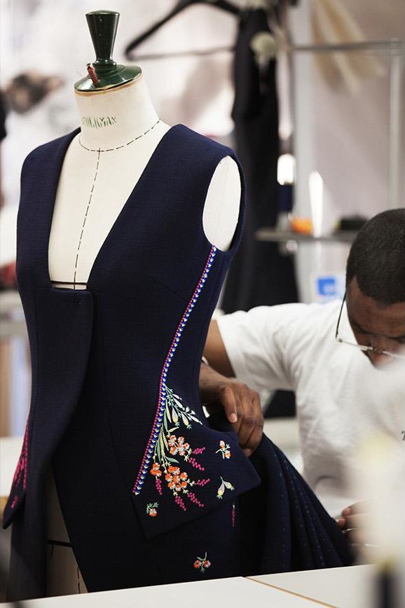 Как работают в мастерских Dior (трафик)