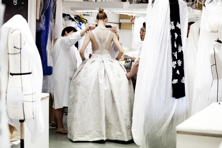 Как работают в мастерских Dior (трафик)