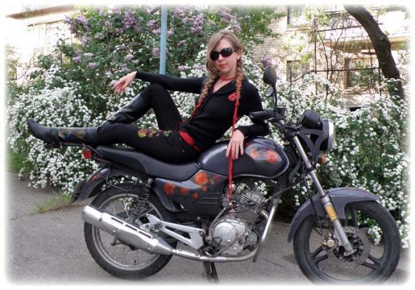 Хозяйка мотоцикла с петриковской росписью