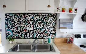 Кухонные фартуки с мозаикой из разбитых чашек и тарелок