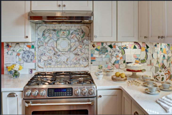 Кухонные фартуки с мозаикой из разбитых чашек и тарелок