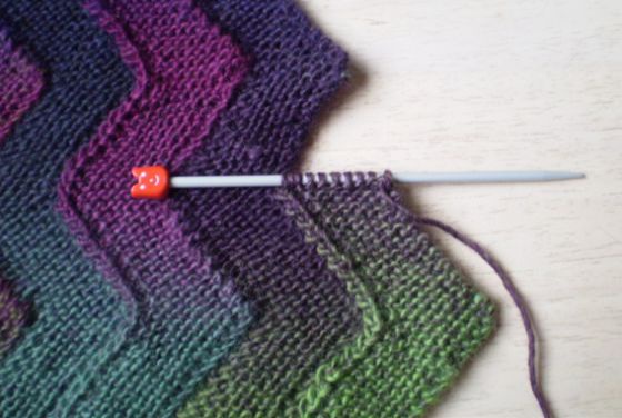 Урок по вязанию одеяла методом набора полосок. Все связывается постепенно не требуя сшивания частей. Используя этот метод можно связать одеяло или покрывало из остатков ниток.