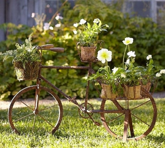 Велосипед в саду