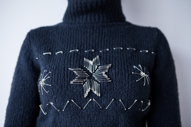Декор свитера булавками (DIY)