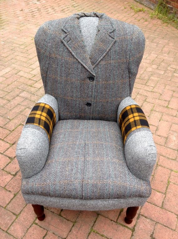 Кресла с обивкой из мужских пальто (подборка)