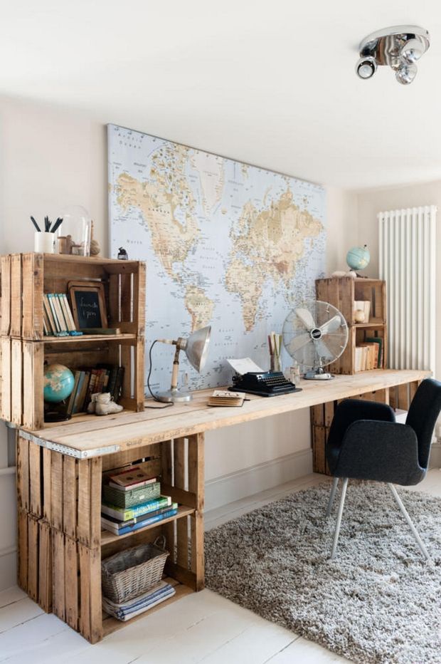 Деревянные клети вместе с картой создают интересный колорит в этом офисе, напоминая о кораблях и дальних странах