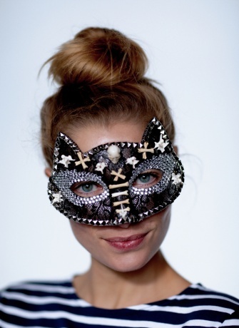 29 дизайнерских масок для редакции VOGUE