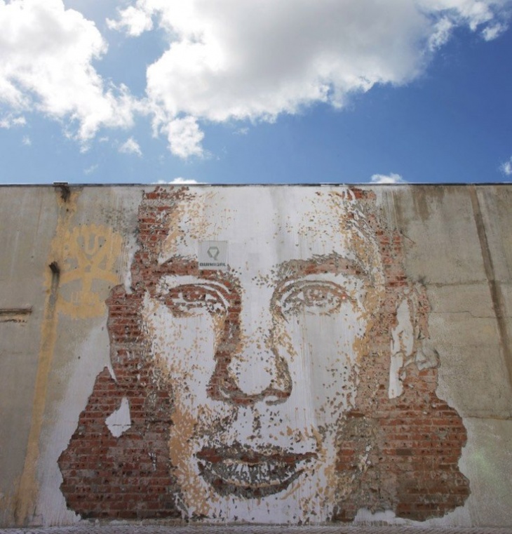 Уличный художник Александр Фарто рисует портреты, разрушая стены.