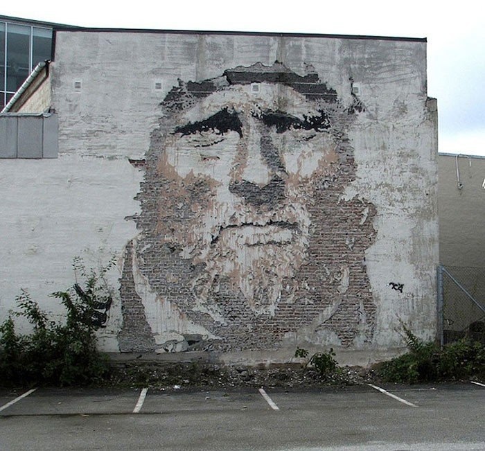 Уличный художник Александр Фарто рисует портреты, разрушая стены.
