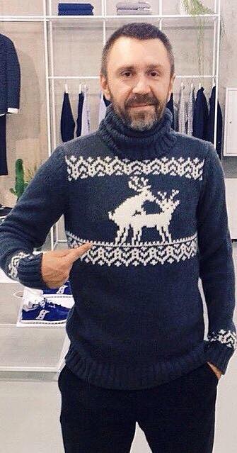 Правильный свитер с оленями