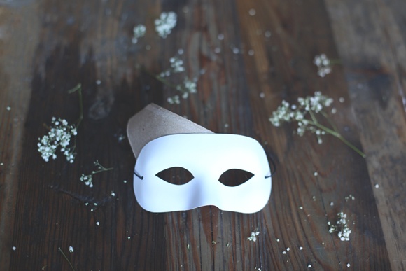 креативная переделка обычной пластиковой маски