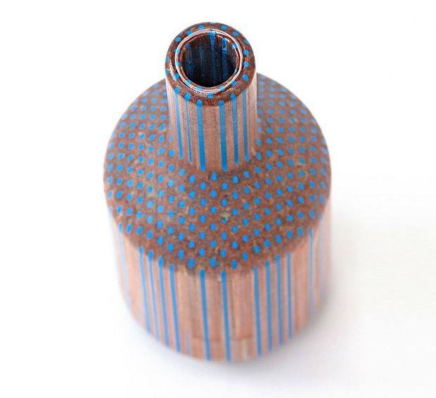 Финский художник Tuomas Markunhoika из простых карандашей создает настоящие произведения искусства. Разноцветный графит способен подарить не только яркие рисунки, но и интересные узоры на вазах, сделанных из склеенных карандашей.