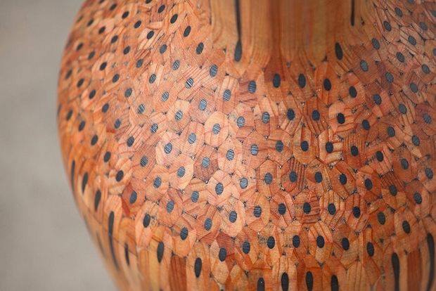 Финский художник Tuomas Markunhoika из простых карандашей создает настоящие произведения искусства. Разноцветный графит способен подарить не только яркие рисунки, но и интересные узоры на вазах, сделанных из склеенных карандашей.