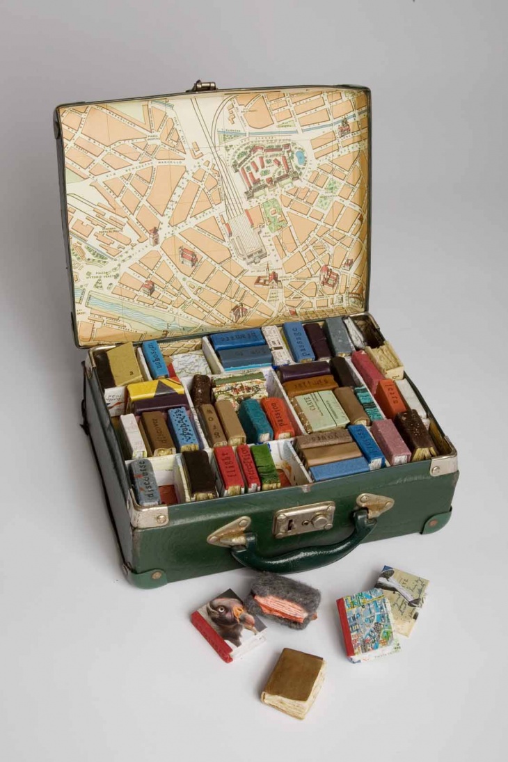 Красивая идея организации хранения путеводителей в старом чемодане. Для заядлых путешественников.