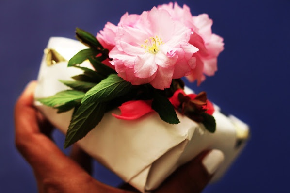 Как красиво и просто упаковать подарок с цветами