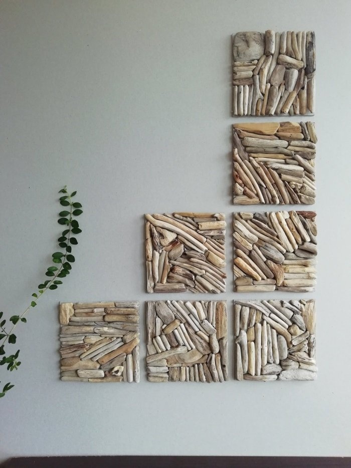 украшение стен деревянными палками и ветками