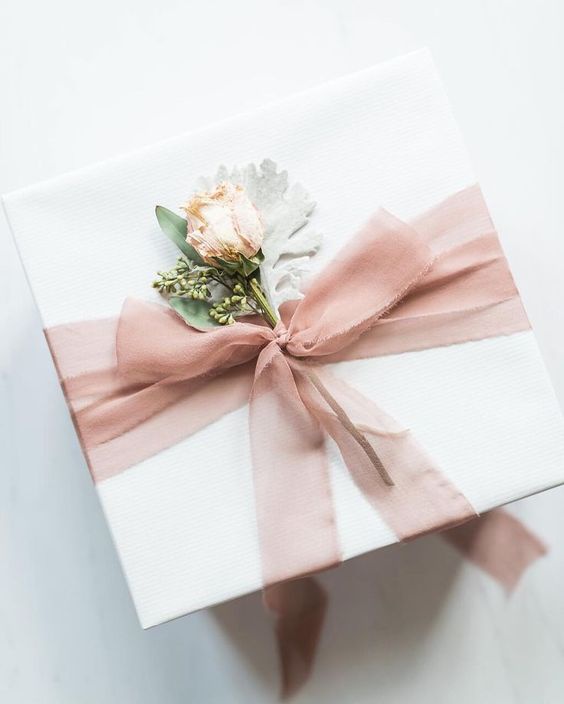 Упаковка подарков с цветами