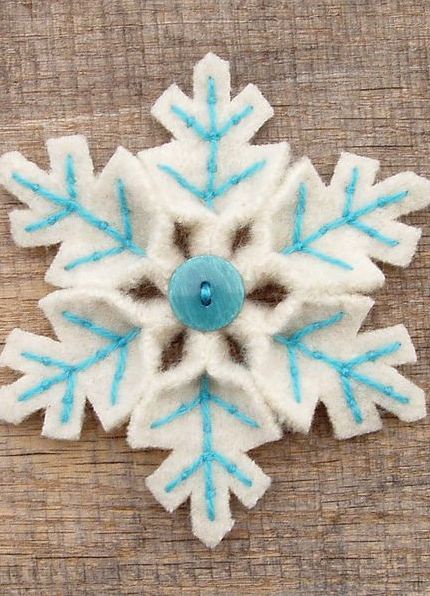 Из старых свалявшихся свитеров, кусочков фетра или флиса можно сделать  разнообразные снежинки:
