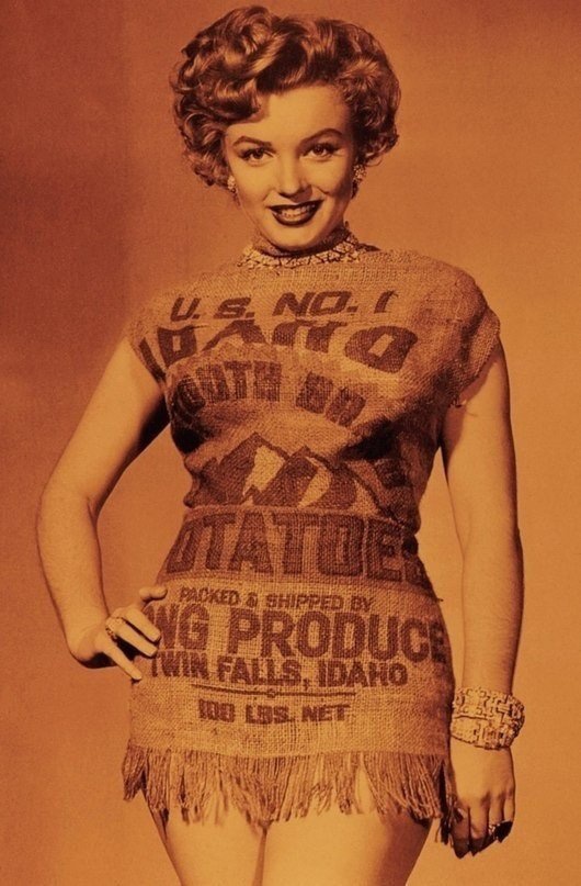 Мэрилин Монро доказывает всем, что может выглядеть потрясающе даже в картофельном мешке, 1951 год.
