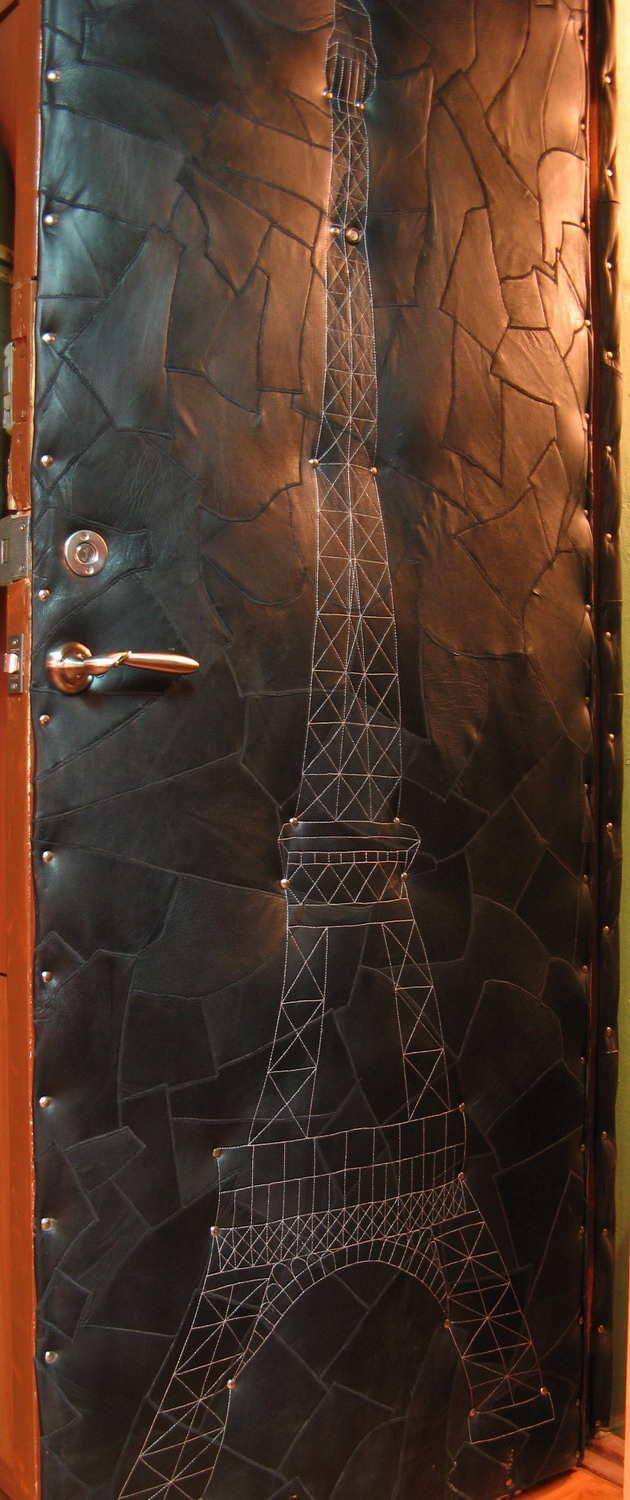 Кожаная дверь с Эйфелевой башней