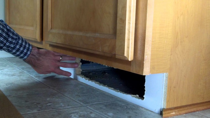 Тайник под шкафами (например, на кухне)