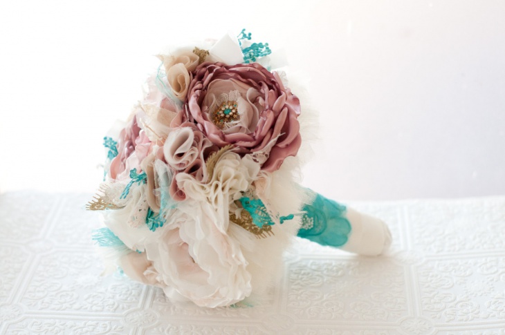 необычные свадебные букеты из ткани, шелка и кружев: