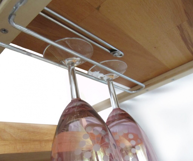 Барная стойка на кухне: выбор подвесного держателя для бокалов