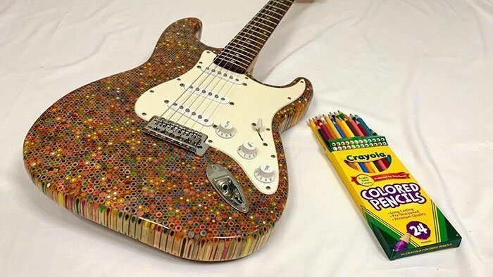 Гитара из цветных карандашей своими руками