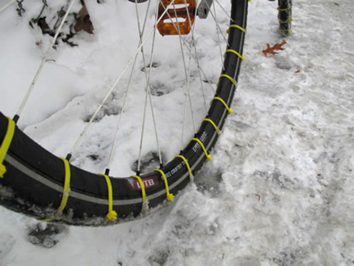 Усиление сцепления шин велосипеда зимой за счет стяжек  для кабеля. Стоимость всей процедуры на два колеса - 50 рублей.