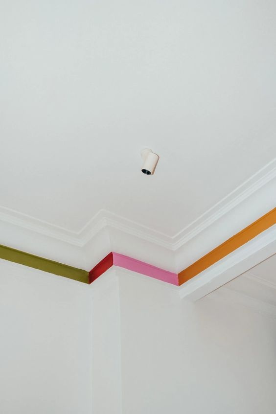 цветная вставка на потолке