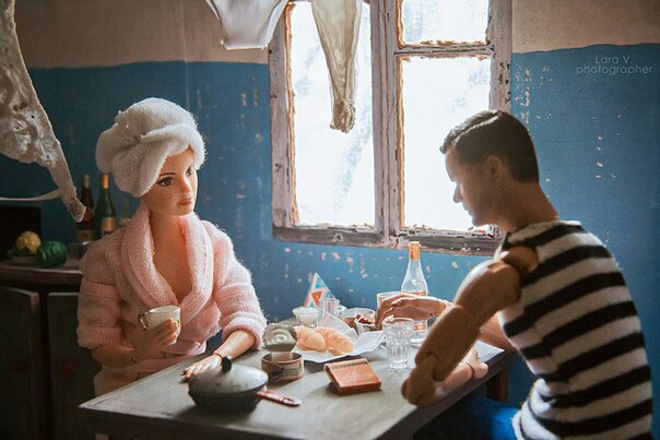 Фотограф из Екатеринбурга Лара Вычужанина создает необычные образы для кукол Барби и Кена, а также конструирует для них подробные интерьеры.