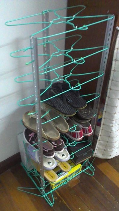 Удачное решение создать подставку для обуви из обычных вешалок