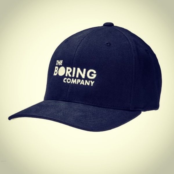 Слово Boring в названии The Boring Company имеет несколько значений: и имя компании, и надпись на кепке можно интерпретировать одновременно как &laquo;компания по сверлению&raquo; и &laquo;скучная компания&raquo;.